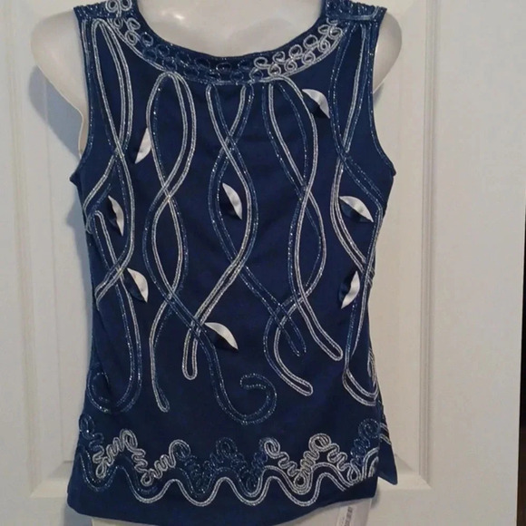 💙🏍dark blue top with sparkly applique embroidery - Picture 6 of 8